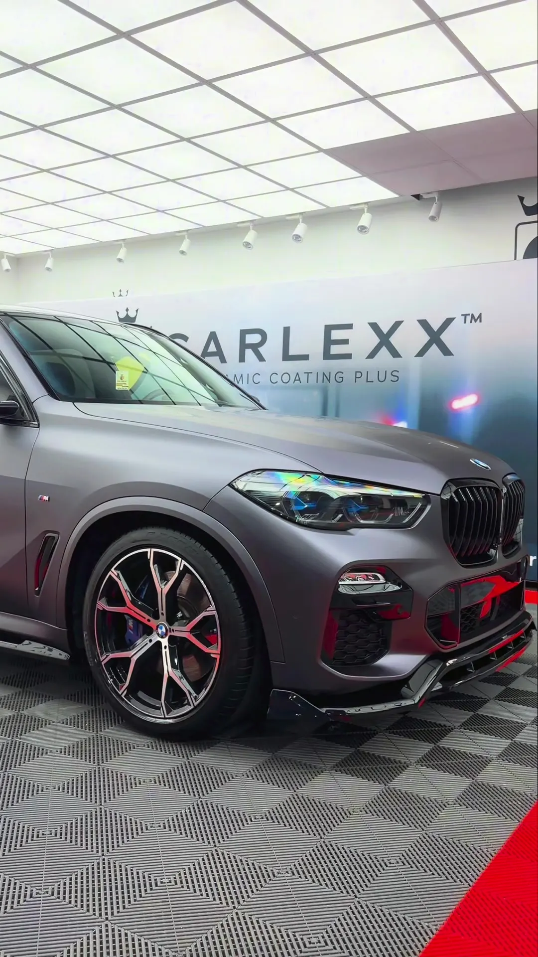 BMW X5 recouvert d'un PPF couleur gris mat
